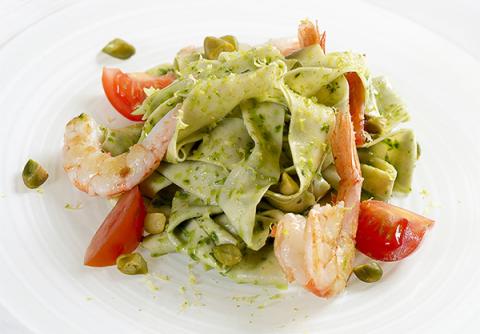 Parpadelle con gambas, tomate cherry y pesto de pistacho americano