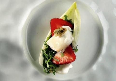 Ensalada de fresas con vinagreta de miel y queso de cabra