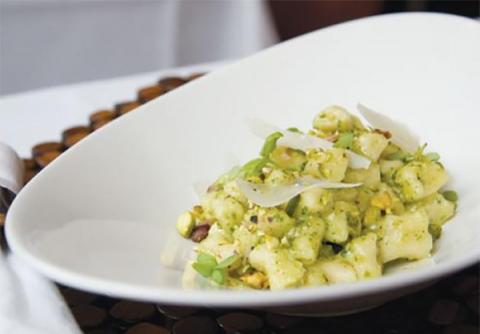 Gnocchi de patata con pesto de pistacho y albahaca