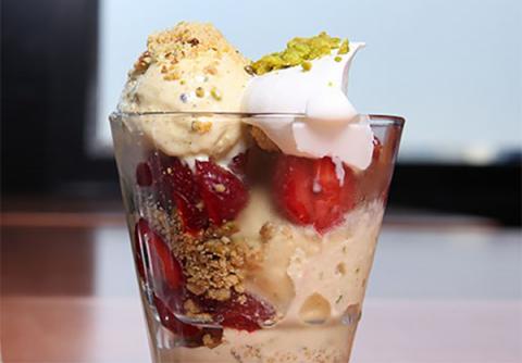 Copetta de fresa con helado de pistacho 