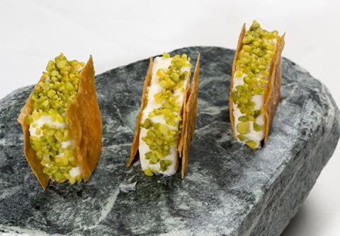 Corte helado de parmesano con pistacho americano