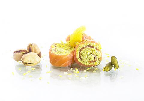 Rollitos de salmón y pistachos americanos