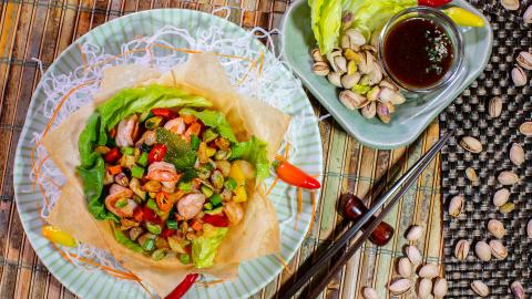 Marisco feliz en un vaso de lechuga