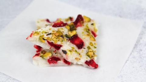 Barrita de yogur de fresa y pistacho