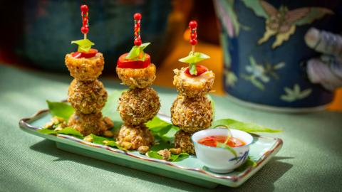 Albóndigas de gambas con costra de pistacho