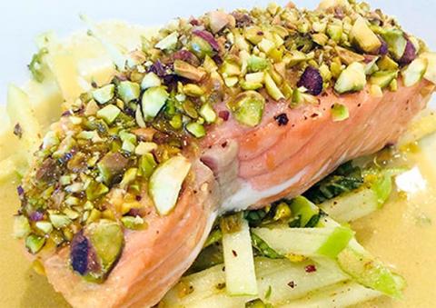 SALMÓN AL HORNO CON CALDO DE PISTACHOS Y ENSALADA DE MANZANSalmon A