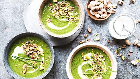 Sopa detox de brócoli y cúrcuma