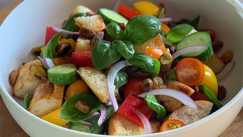 Panzanella de otoño con vinagreta de pistachos