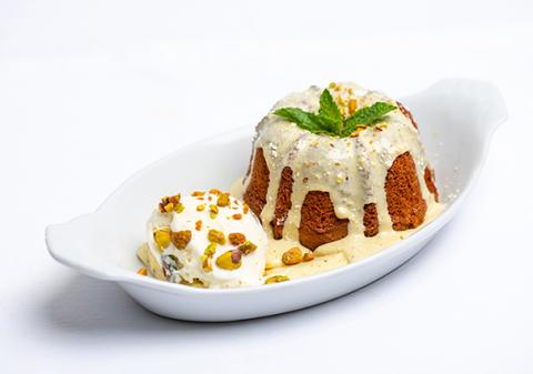 Tarta de aceite de oliva y pistacho con glasé de chocolate blanco y pistacho